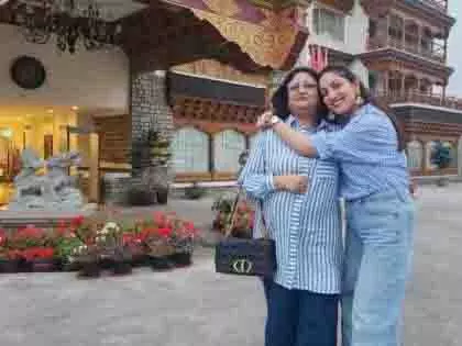 Leh: पहाड़ी छुट्टी का लुत्फ उठाती दिखीं यामी गौतम और उनकी मां Leh: पहाड़ी छुट्टी का लुत्फ उठाती दिखीं यामी गौतम और उनकी मां