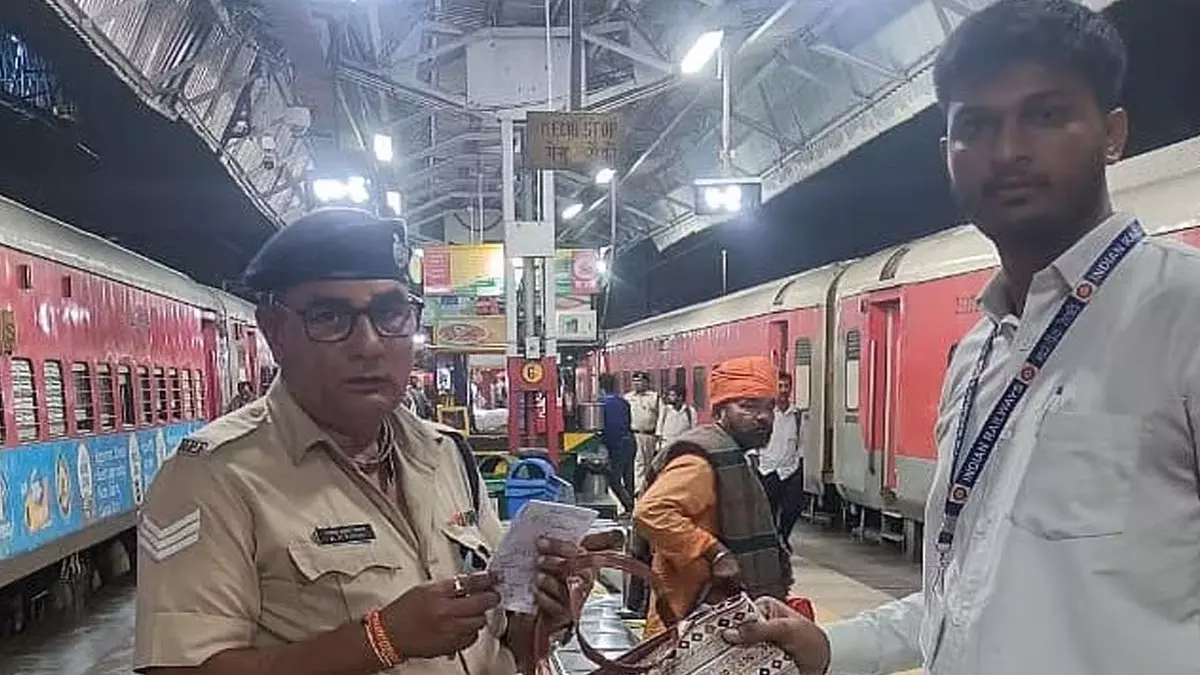 रेलवे कर्मचारियों की सतर्कता से महिला की 5 लाख की सोने की जेवरात सुरक्षित रेलवे कर्मचारियों की सतर्कता से महिला की 5 लाख की सोने की जेवरात सुरक्षित