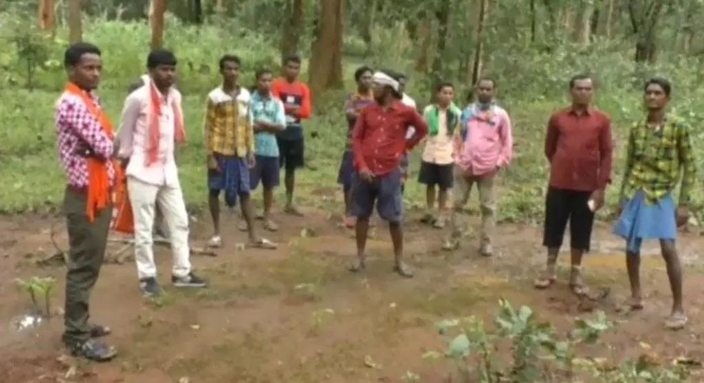 बस्तर दशहरा संकट में: तिरिया पंचायत ने रथ निर्माण के लिए लकड़ी कटाई पर लगाई रोक बस्तर दशहरा संकट में: तिरिया पंचायत ने रथ निर्माण के लिए लकड़ी कटाई पर लगाई रोक