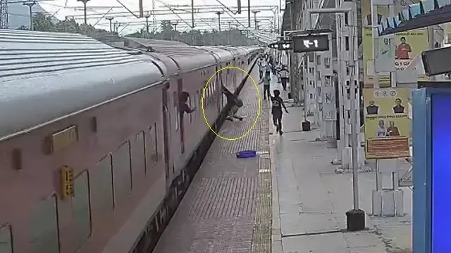 Raigad station पर ट्रेन में चढ़ते समय युवक बाल-बाल बचा Raigad station पर ट्रेन में चढ़ते समय युवक बाल-बाल बचा