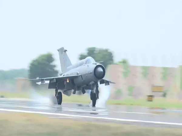 वायुसेना प्रमुख ने MiG-21 उड़ाया, इसकी विरासत को किया याद वायुसेना प्रमुख ने MiG-21 उड़ाया, इसकी विरासत को किया याद