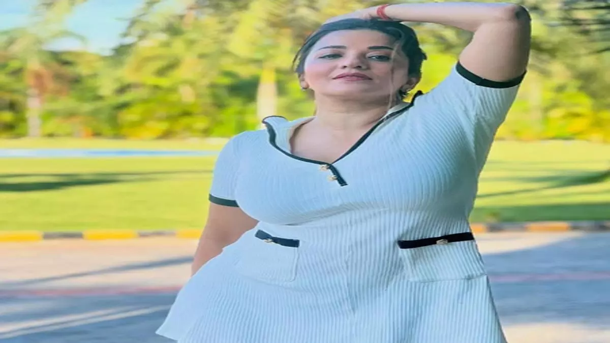 पिंक ड्रेस में मोनालिसा का आवन-जावन डांस, सोशल मीडिया पर वीडियो किया पोस्ट पिंक ड्रेस में मोनालिसा का आवन-जावन डांस, सोशल मीडिया पर वीडियो किया पोस्ट