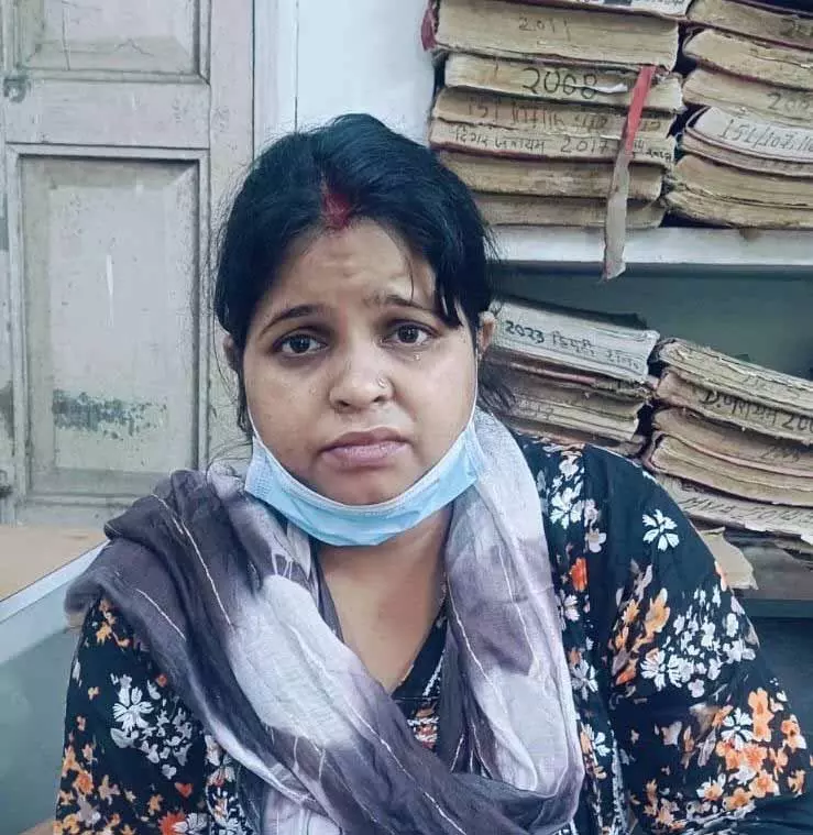 भिलाई में ब्लैकमेल कर 4.93 लाख की उगाही करने वाली महिला गिरफ्तार भिलाई में ब्लैकमेल कर 4.93 लाख की उगाही करने वाली महिला गिरफ्तार