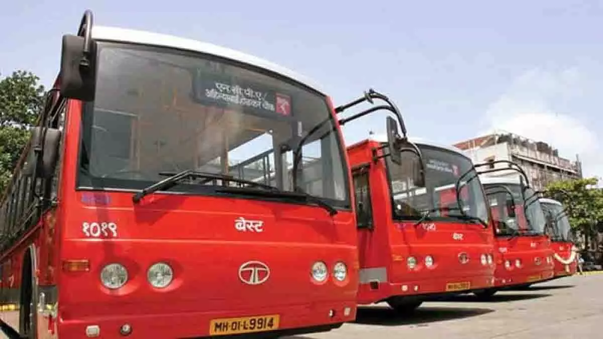 Mumbai: करी रोड पर बेस्ट बस डिवाइडर से टकराई, कोई घायल नहीं Mumbai: करी रोड पर बेस्ट बस डिवाइडर से टकराई, कोई घायल नहीं