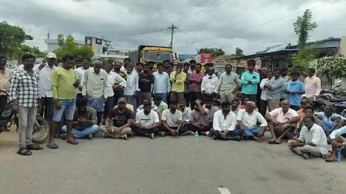 करीमनगर में यूरिया की कमी, किसानों ने किया रस्ता रोको करीमनगर में यूरिया की कमी, किसानों ने किया रस्ता रोको