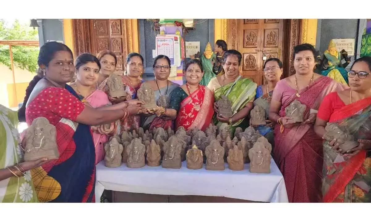 महिला संगठन ने मिट्टी के गणपति प्रतिमाओं का किया नि:शुल्क वितरण महिला संगठन ने मिट्टी के गणपति प्रतिमाओं का किया नि:शुल्क वितरण