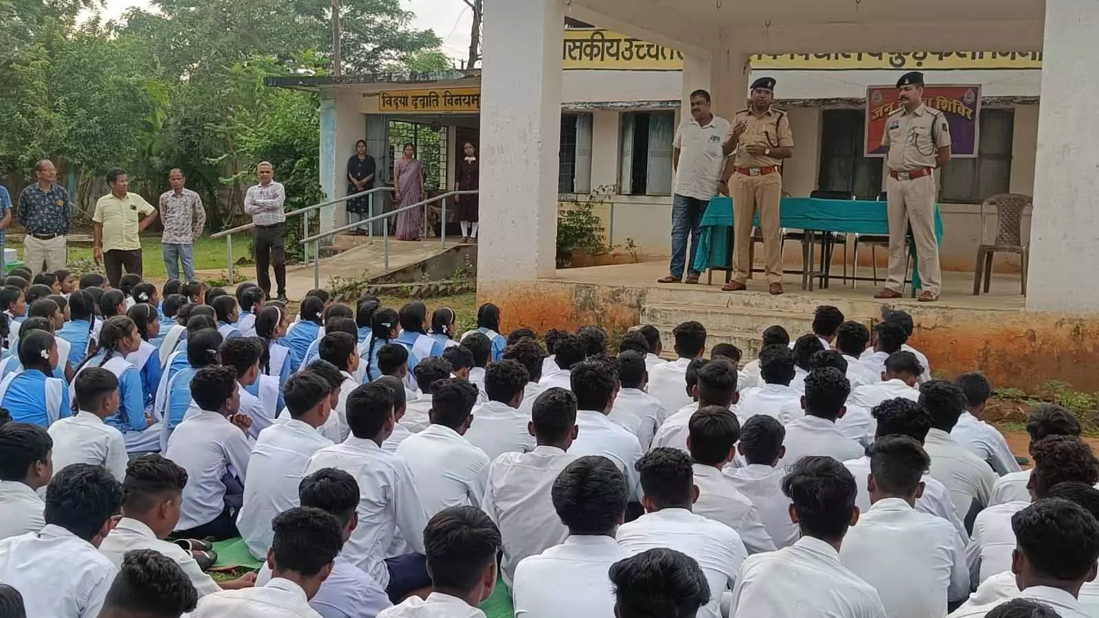रायगढ़ पुलिस का बड़ा अभियान: एक ही दिन 1055 लोगों को साइबर अपराधों से बचाव की जानकारी रायगढ़ पुलिस का बड़ा अभियान: एक ही दिन 1055 लोगों को साइबर अपराधों से बचाव की जानकारी