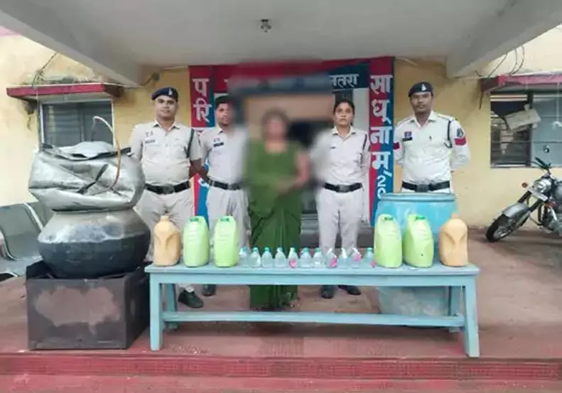 CG: 18 लीटर महुआ और 10 पाव देसी शराब के साथ महिला गिरफ्तार CG: 18 लीटर महुआ और 10 पाव देसी शराब के साथ महिला गिरफ्तार