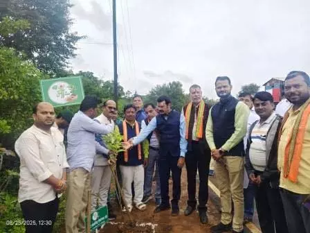 एक पेड़ मां के नाम के तहत सांसद महेश कश्यप और विधायक किरण देव ने किया पौधरोपण एक पेड़ मां के नाम के तहत सांसद महेश कश्यप और विधायक किरण देव ने किया पौधरोपण