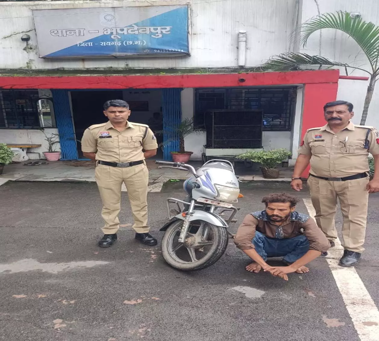 पुलिस की सघन चेकिंग में मोटरसाइकिल चोर गिरफ्तार पुलिस की सघन चेकिंग में मोटरसाइकिल चोर गिरफ्तार