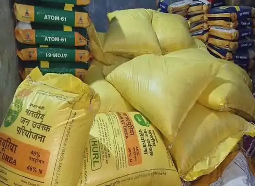 यूरिया की किल्लत के बीच अंबिकापुर गोदाम पर छापा, दो ट्रक माल गायब यूरिया की किल्लत के बीच अंबिकापुर गोदाम पर छापा, दो ट्रक माल गायब
