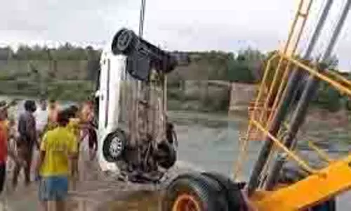 Jhalawar: किला घूमकर लौट रहे चार लोगों की कार कालीसिंध नदी में बह गई, 2 लोगों की मौत Jhalawar: किला घूमकर लौट रहे चार लोगों की कार कालीसिंध नदी में बह गई, 2 लोगों की मौत
