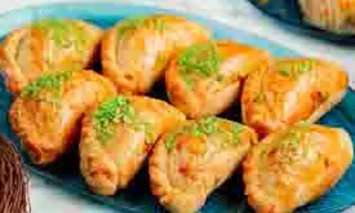 Hartalika Teej 2025 Bhog:जानें हरतालिका तीज पर पूजा में गुजिया का भोग लगाना माना जाता है शुभ Hartalika Teej 2025 Bhog:जानें हरतालिका तीज पर पूजा में गुजिया का भोग लगाना माना जाता है शुभ