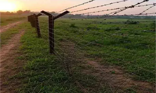 Jammu-Kashmir: भारी बारिश के बीच सीमा पार से हरकत, इलाके में बनी दहशत Jammu-Kashmir: भारी बारिश के बीच सीमा पार से हरकत, इलाके में बनी दहशत
