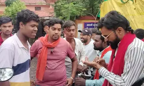 स्वामी आत्मानंद स्कूल की प्रिंसिपल चर्चा में, हिंदू संगठन भड़का स्वामी आत्मानंद स्कूल की प्रिंसिपल चर्चा में, हिंदू संगठन भड़का
