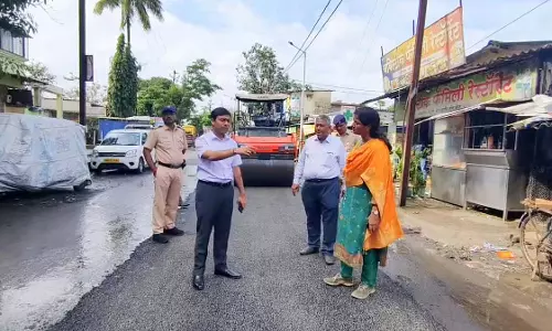 Thane : केडीएमसी आयुक्त अभिनव गोयल ने गणेश चतुर्थी से पहले सड़क मरम्मत का निरीक्षण किया