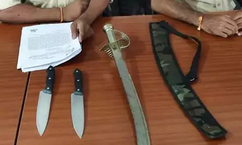 तीन युवक गिरफ्तार, हथियार लेकर लोगों को डराना पड़ा भारी