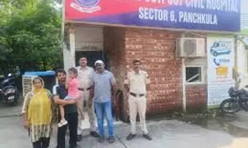 Panchkula: घर में अकेला छोड़ा गया बच्चा 2 किमी चला, पुलिस ने बचाया Panchkula: घर में अकेला छोड़ा गया बच्चा 2 किमी चला, पुलिस ने बचाया