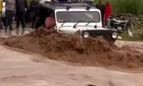 मोहाली में नाले से SUV में सवार तीन लोगों को बचाया गया