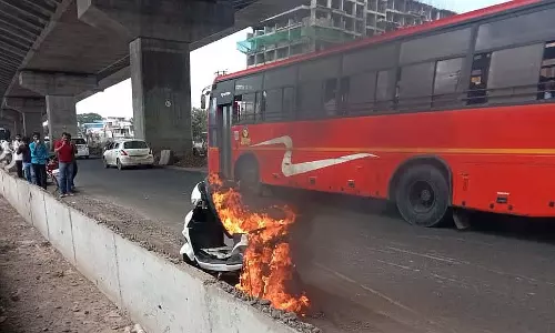 कराड के पास पुणे-बैंगलोर हाईवे पर इलेक्ट्रिक बाइक में लगी आग