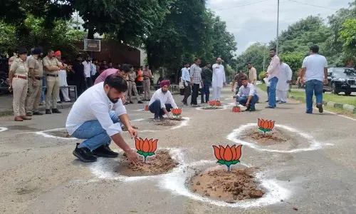 गड्ढों पर कमल के पोस्टर लगाकर कांग्रेस ने BJP सरकार पर निशाना साधा