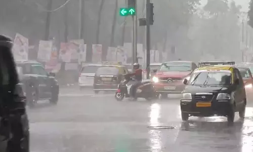 मुंबई में एक घंटे में 20 मिमी बारिश; सायन और ईस्टर्न एक्सप्रेस हाईवे पर जलभराव मुंबई में एक घंटे में 20 मिमी बारिश; सायन और ईस्टर्न एक्सप्रेस हाईवे पर जलभराव