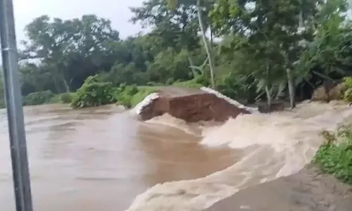 बाढ़ के पानी ने Odisha के कई गांवों को अपनी चपेट में ले लिया है