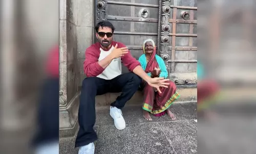 बुजुर्ग महिला की सुरीली आवाज में खोए सोनू सूद, कहा- हुनर तो सभी में होता है