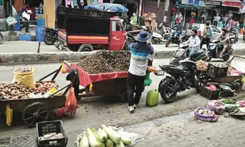 बारामूला में विक्रेता सड़कों पर जाम, अधिकारियों की निष्क्रियता पर नाराजगी बारामूला में विक्रेता सड़कों पर जाम, अधिकारियों की निष्क्रियता पर नाराजगी