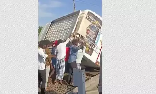 विरुधाचलम के पास पूवनूर रेलवे ट्रैक पर स्कूल वैन पलट गई 8 छात्र घायल