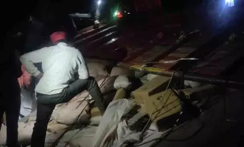 MP News: हाईवे पर पलटा ट्रक, 5 घंटे तक केबिन में जिंदगी और मौत से जूझता रहा ड्राइवर