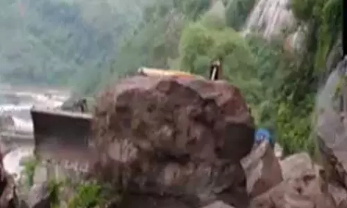 Udhampur: बड़े-बड़े पत्थर गिरने से धार रोड अवरुद्ध