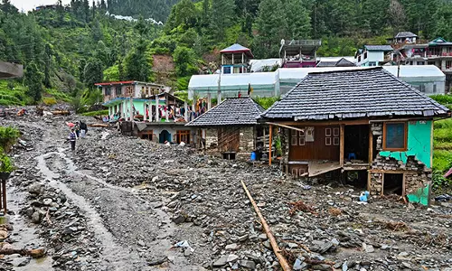 Himachal में मानसून त्रासदी: 300 से अधिक मृतक, बुनियादी ढांचा प्रभावित