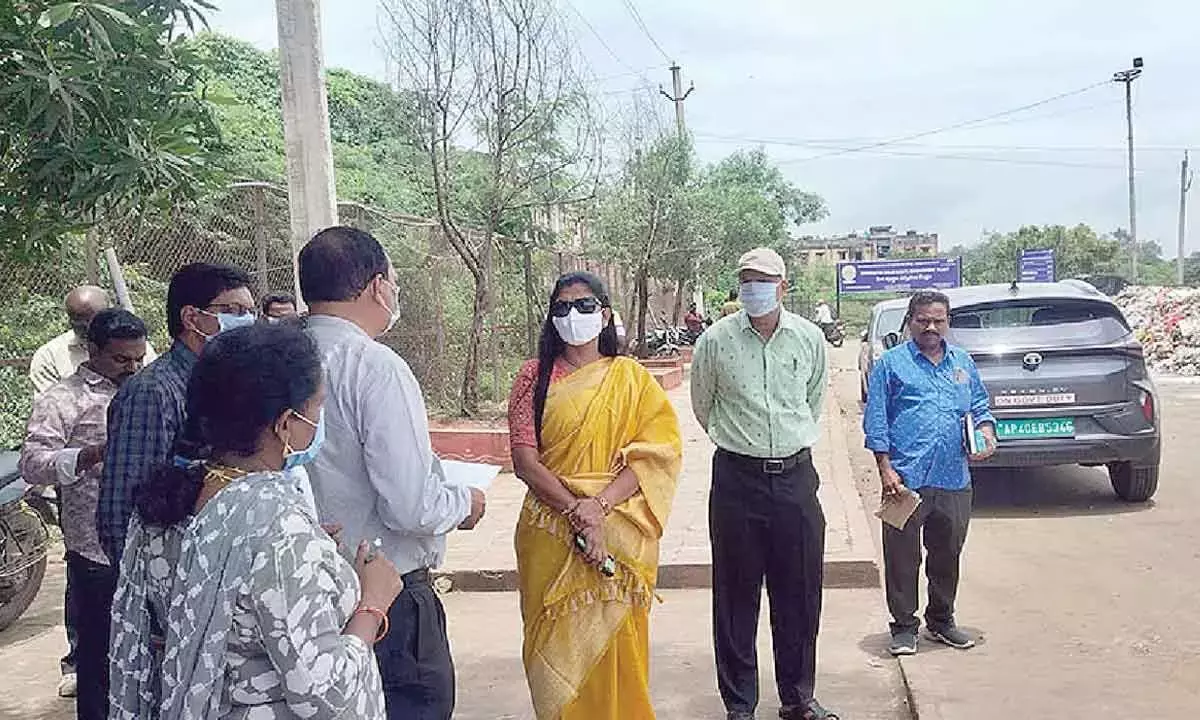 Andhra: ठोस अपशिष्ट संयंत्र के कामकाज से कलेक्टर नाखुश Andhra: ठोस अपशिष्ट संयंत्र के कामकाज से कलेक्टर नाखुश
