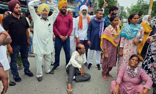 Amritsar: नशीले पदार्थों की तस्करी के आरोप में गिरफ्तार व्यक्ति की अस्पताल में मौत Amritsar: नशीले पदार्थों की तस्करी के आरोप में गिरफ्तार व्यक्ति की अस्पताल में मौत