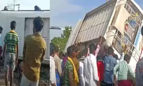 पुवनूर क्रॉसिंग पर ड्राइवर की लापरवाही के कारण वैन पलट गई: SR पुवनूर क्रॉसिंग पर ड्राइवर की लापरवाही के कारण वैन पलट गई: SR