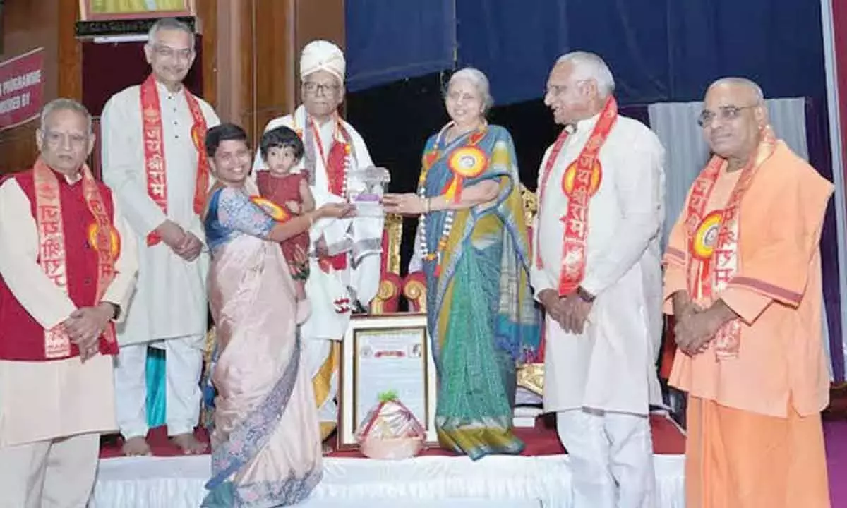 Andhra: वैभव ज्वैलर्स प्रतिष्ठित हस्तियों को स्वर्ण कमलम प्रस्तुत करता है Andhra: वैभव ज्वैलर्स प्रतिष्ठित हस्तियों को स्वर्ण कमलम प्रस्तुत करता है
