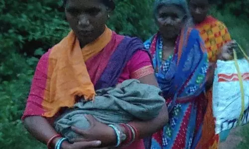Lanjigarh: एम्बुलेंस के गांव न पहुंचने पर आदिवासी महिला ने सड़क किनारे ही दिया प्रसव Lanjigarh: एम्बुलेंस के गांव न पहुंचने पर आदिवासी महिला ने सड़क किनारे ही दिया प्रसव