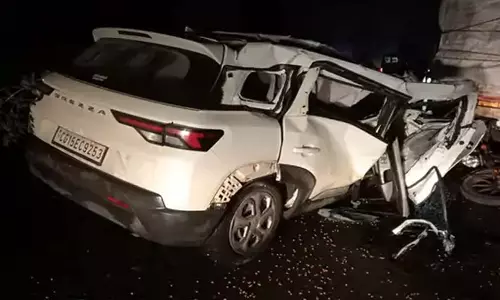 गड्ढे में कार का टायर फटा, ट्रक से टकराई कार, ठेकेदार की दर्दनाक मौत गड्ढे में कार का टायर फटा, ट्रक से टकराई कार, ठेकेदार की दर्दनाक मौत