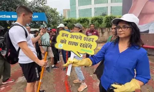 Haryana : गुरुग्राम में दो विदेशियों ने स्थानीय लोगों को स्वच्छता का पाठ पढ़ाया