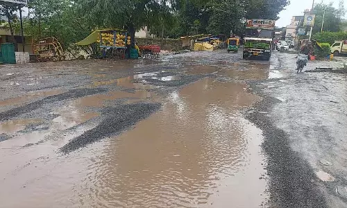 लगातार बारिश; सड़कें खस्ताहाल, सवार परेशान