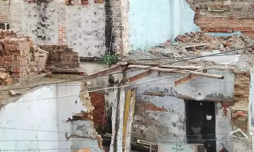Varanasi: मंदिर परिसर से जर्जर ढांचा हटाया गया