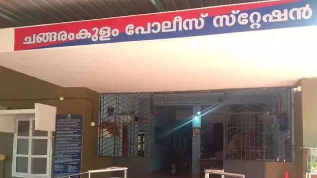 DYFI कार्यकर्ताओं ने मलप्पुरम में गिरफ्तार व्यक्ति को पुलिस हिरासत से छुड़ाया DYFI कार्यकर्ताओं ने मलप्पुरम में गिरफ्तार व्यक्ति को पुलिस हिरासत से छुड़ाया