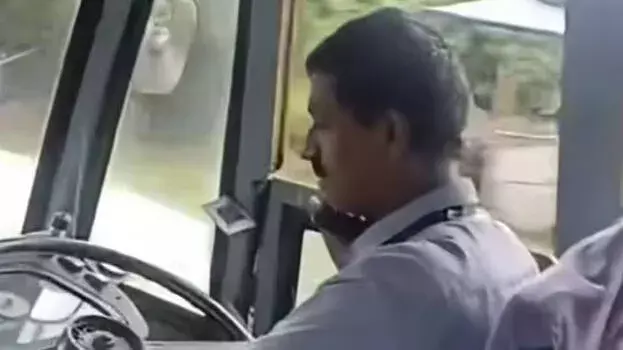 Kerala: गाड़ी चलाते समय फ़ोन पर बात की; KSRTC का ड्राइविंग लाइसेंस निलंबित Kerala: गाड़ी चलाते समय फ़ोन पर बात की; KSRTC का ड्राइविंग लाइसेंस निलंबित