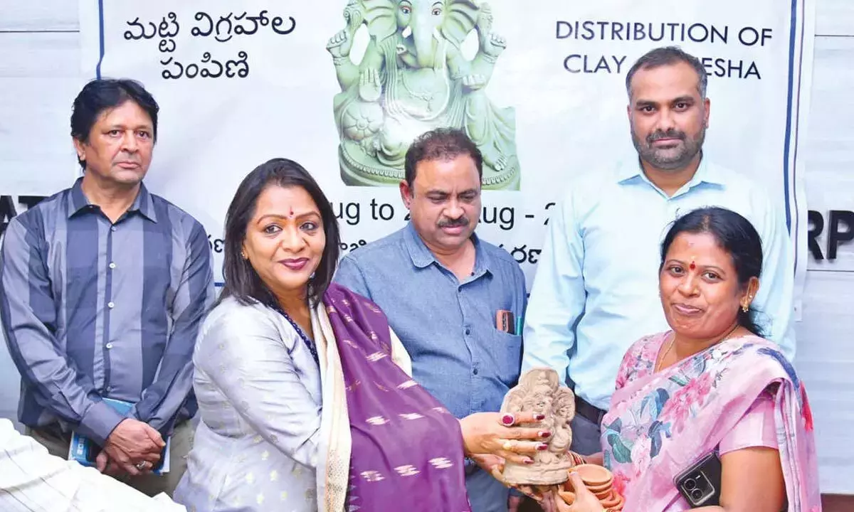 Telangana: हरे कीड़े के काटने से GHMC 2 लाख मिट्टी के गणेश वितरित करेगी Telangana: हरे कीड़े के काटने से GHMC 2 लाख मिट्टी के गणेश वितरित करेगी