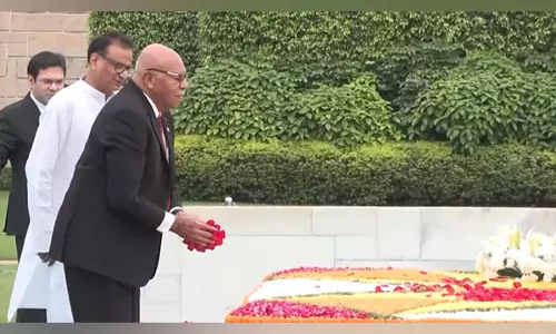 Fiji के प्रधानमंत्री सितिवनी राबुका ने की राजघाट पर पुष्पांजलि अर्पित