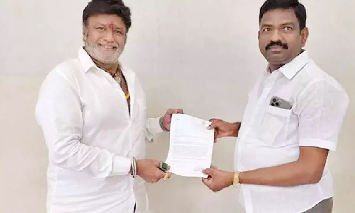 Telangana: बालकृष्ण को वर्ल्ड बुक ऑफ रिकॉर्ड्स से सम्मानित किया गया Telangana: बालकृष्ण को वर्ल्ड बुक ऑफ रिकॉर्ड्स से सम्मानित किया गया