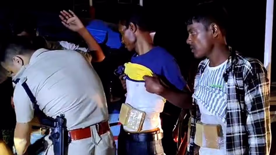 Assam पुलिस ने 41 लाख रुपये की हेरोइन के साथ दरांग से तीन लोगों को गिरफ्तार Assam पुलिस ने 41 लाख रुपये की हेरोइन के साथ दरांग से तीन लोगों को गिरफ्तार