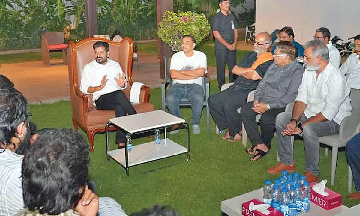 CM ने सिनेमा कर्मचारियों की कार्य स्थितियों में सुधार के लिए मदद की पेशकश की CM ने सिनेमा कर्मचारियों की कार्य स्थितियों में सुधार के लिए मदद की पेशकश की