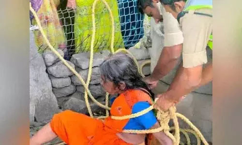 Karimnagar में अग्निशमन कर्मचारियों ने कुएं से बुजुर्ग महिला को बचाया Karimnagar में अग्निशमन कर्मचारियों ने कुएं से बुजुर्ग महिला को बचाया